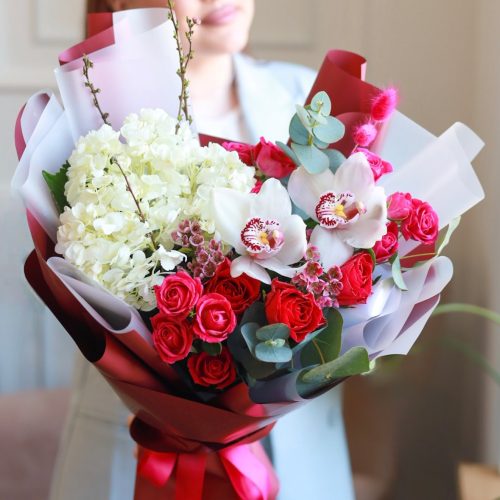 Яркий букет с пышной гортензией и орхидеями