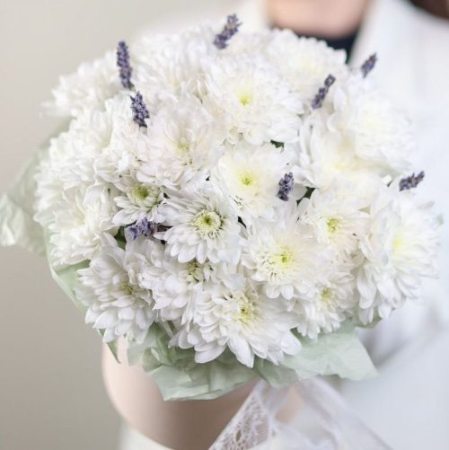 Композиция с пышной хризантемой и лавандой