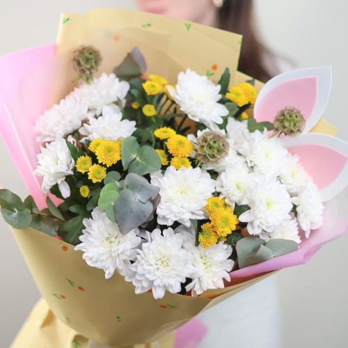 Стойкий букет с пышной хризантемой