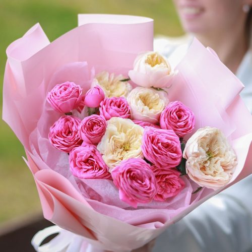 Нежный букет пионовидных роз