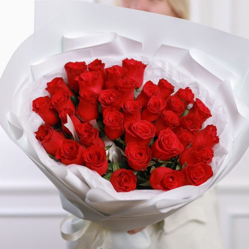 Очаровательный букет красных роз