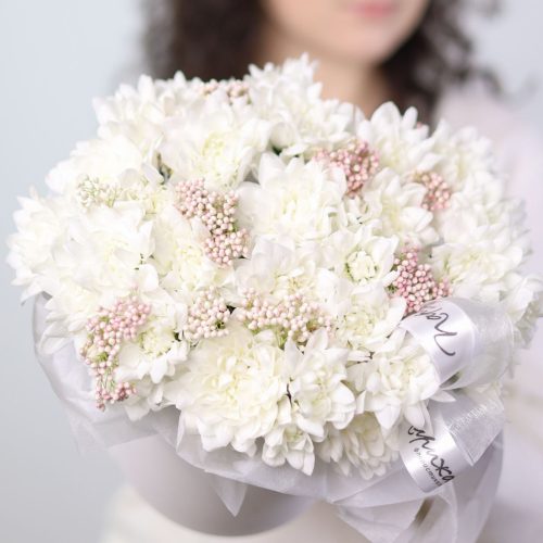 Композиция с пышной хризантемой