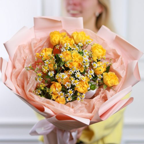 Букет ромашек и роз