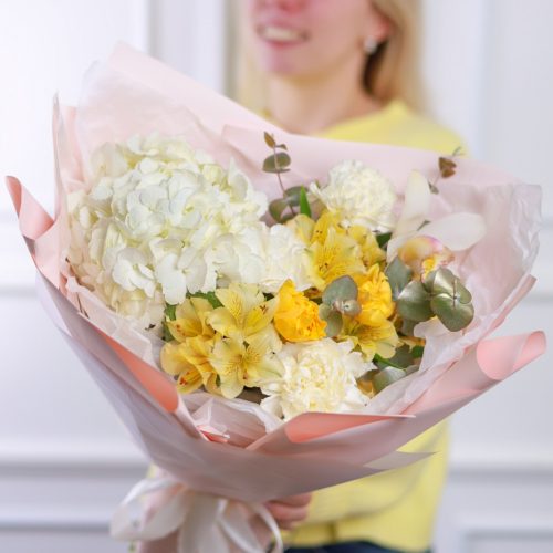 Букет с пышной гортензией