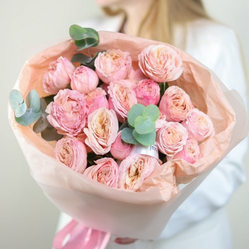 Букет нежных пионовидных роз