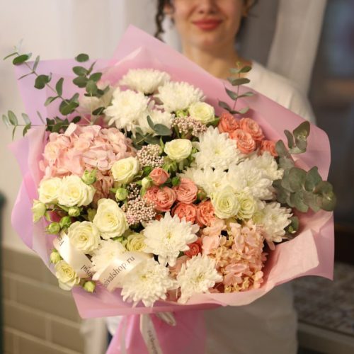 Объемный букет с пионовидными розами