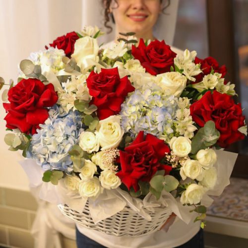 Большая корзина с крупными розами