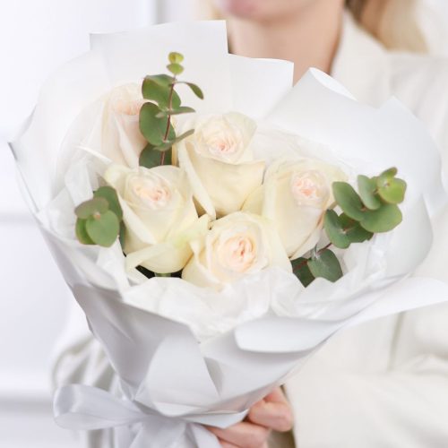 Букет пионовидных роз с эвкалиптом