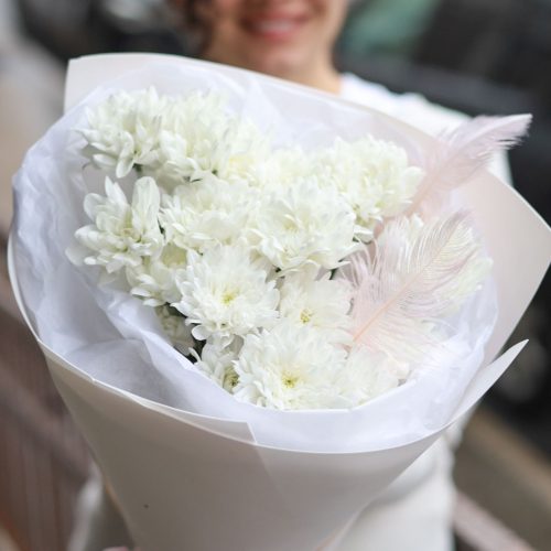 Милый букет пышной хризантемы