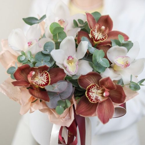 Композиция стойких орхидей