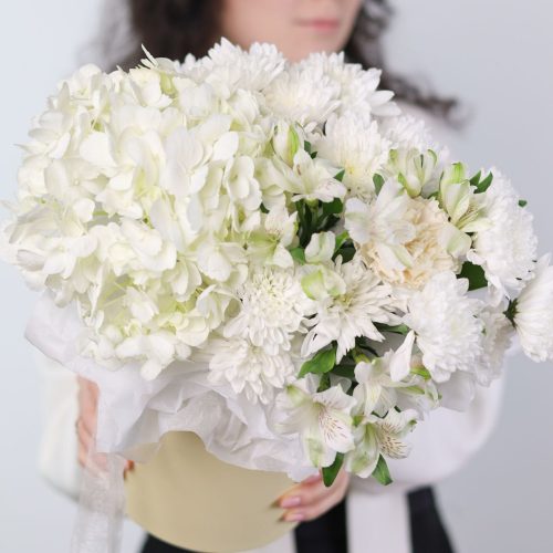 Белоснежная композиция с гортензией