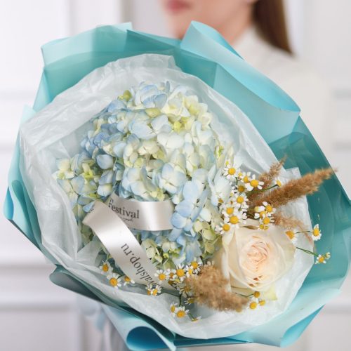 Букет с гортензией и ароматной ромашкой