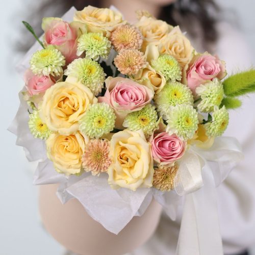 Композиция с розой и хризантемой