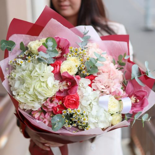 Шикарный букет с орхидеей