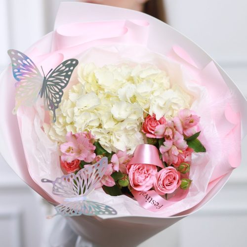 Нежный букет с гортензией