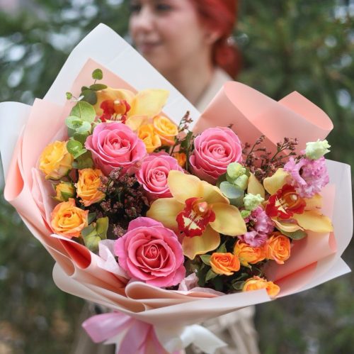 Букет в яркой гамме эустомой