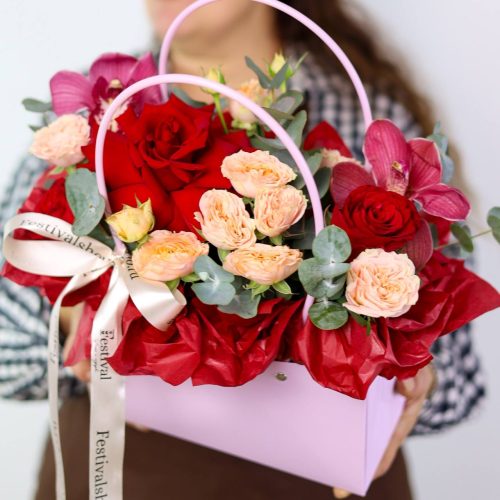 Красочная композиция с кустовыми розами