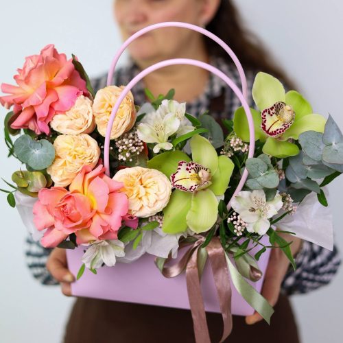 Композиция с тропическими орхидеями