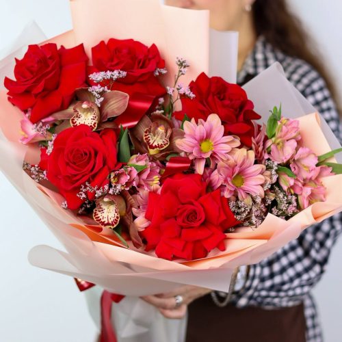 Объёмный букет с кружевными розами