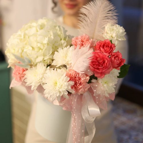 Композиция в нежной гамме с перьями