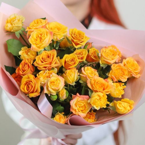 Букет солнечных кустовых роз