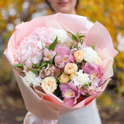 Объемный букет с нежными цветами
