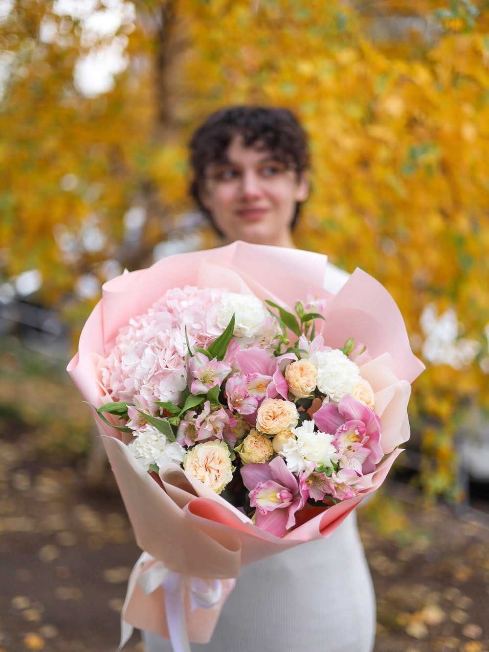 Объемный букет с нежными цветами — изображение 2