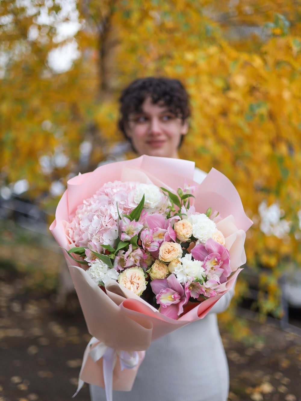 Объемный букет с нежными цветами — изображение 3