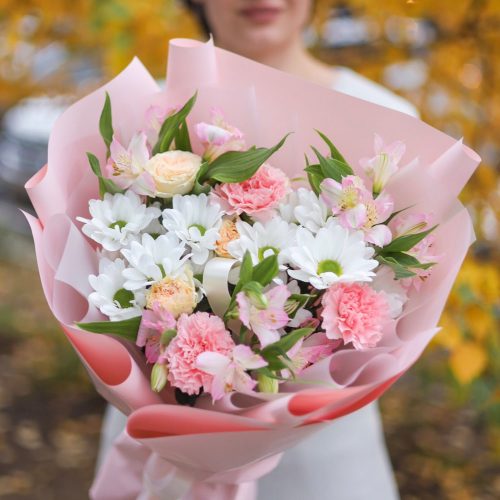 Нежный букет стойких цветов