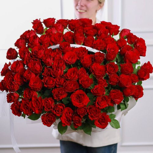 Восхитительная композиция красных роз в корзине