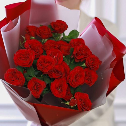 Букет бордовых кустовых роз