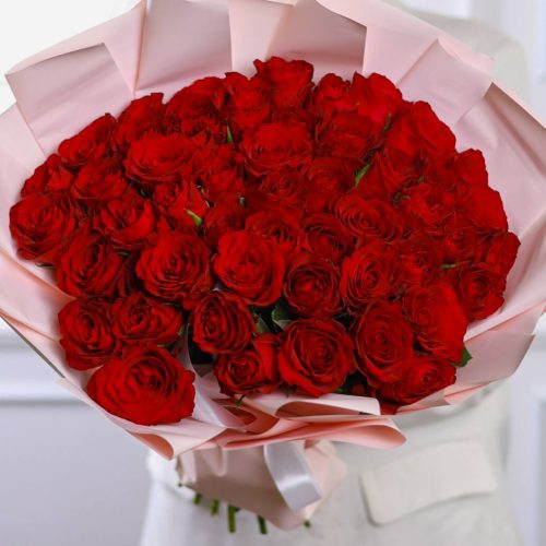 Пышный букет роз в оформлении