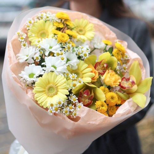 Объемный букет со стойким составом