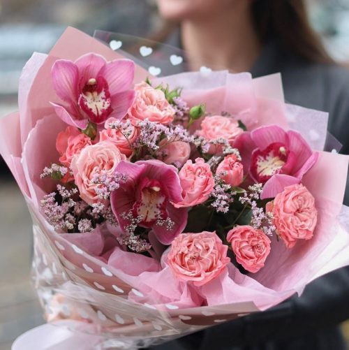 Очаровательный букет с орхидеей