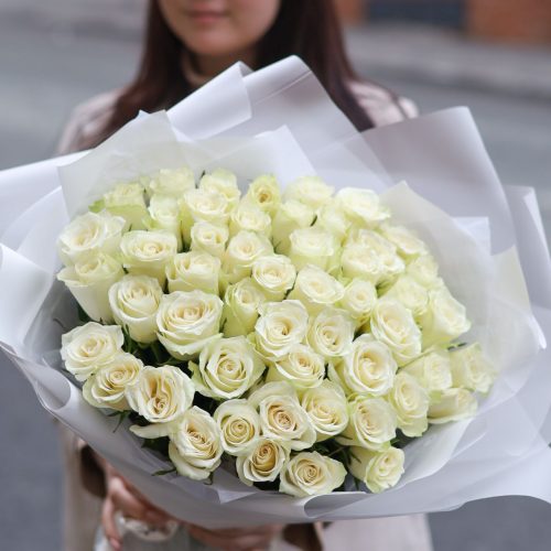 Потрясающий букет белых роз