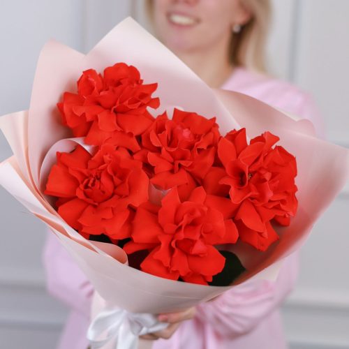 Букет крупных роз в оформлении