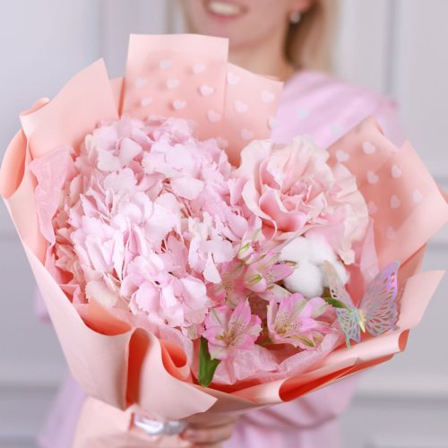 Нежный букет с пышной гортензией