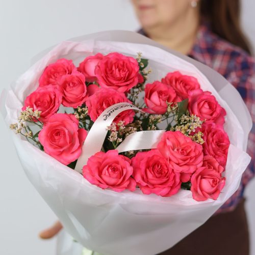 Букет ярких кустовых роз