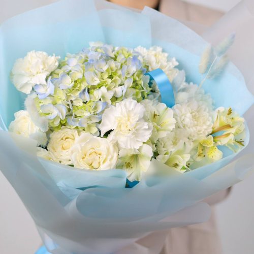 Изумительный букет с пышной гортензией