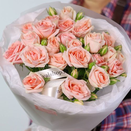 Букет очаровательных кустовых роз