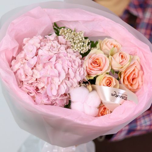 Прекрасный букет с гортензией и хлопком