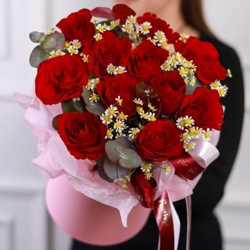 Восхитительная композиция роз и ароматных ромашек