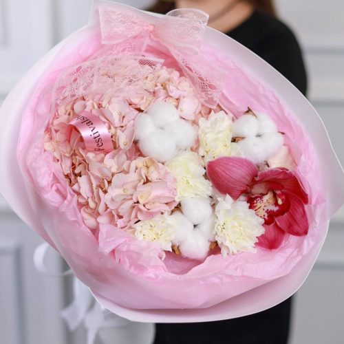 Замечательный букет с воздушной гортензией