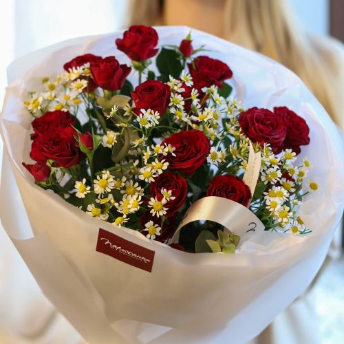 Ароматный букет кустовых роз и ромашек