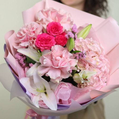 Обворожительный букет с ароматными лилиями