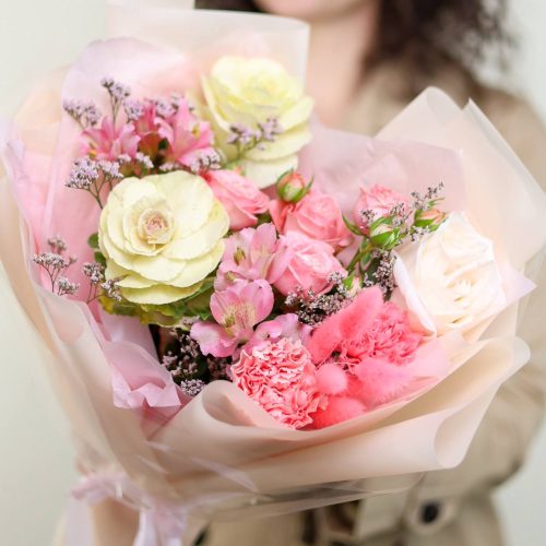 Чудесный букет со стойкой брассикой