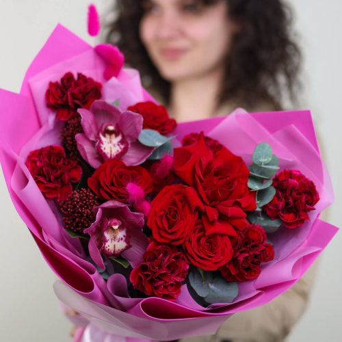 Красочный букет с орхидеями и розами