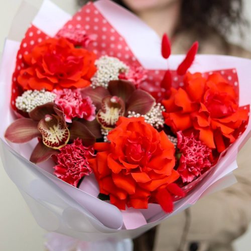 Букет со стойкими ажурными розами