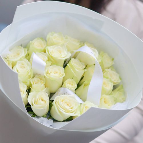 Белоснежный букет роз