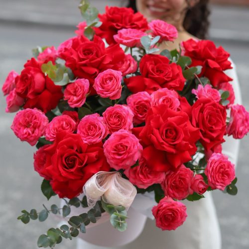 Шикарная композиция крупных роз